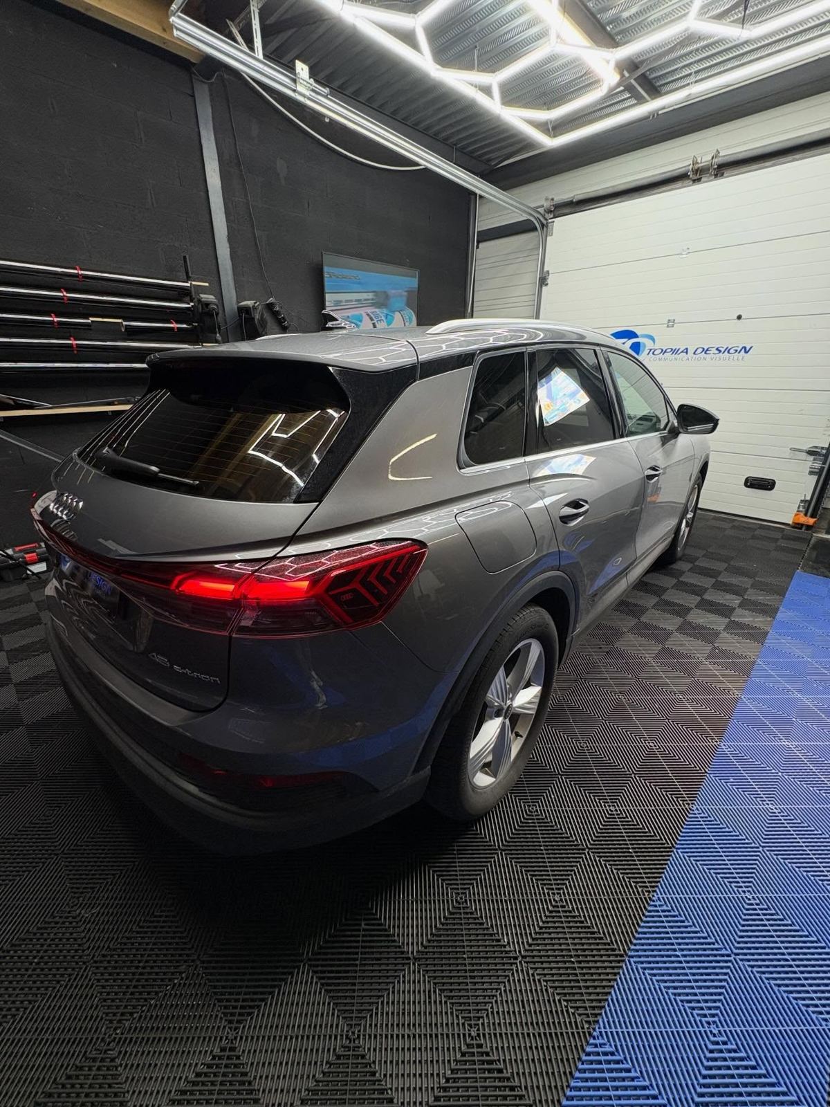 SUV gris avec vitres arrière teintées dans l’atelier Topiia Design